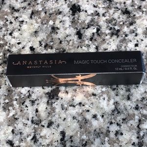 Anastasia Beverly Hills Magic Touch Concealer 13